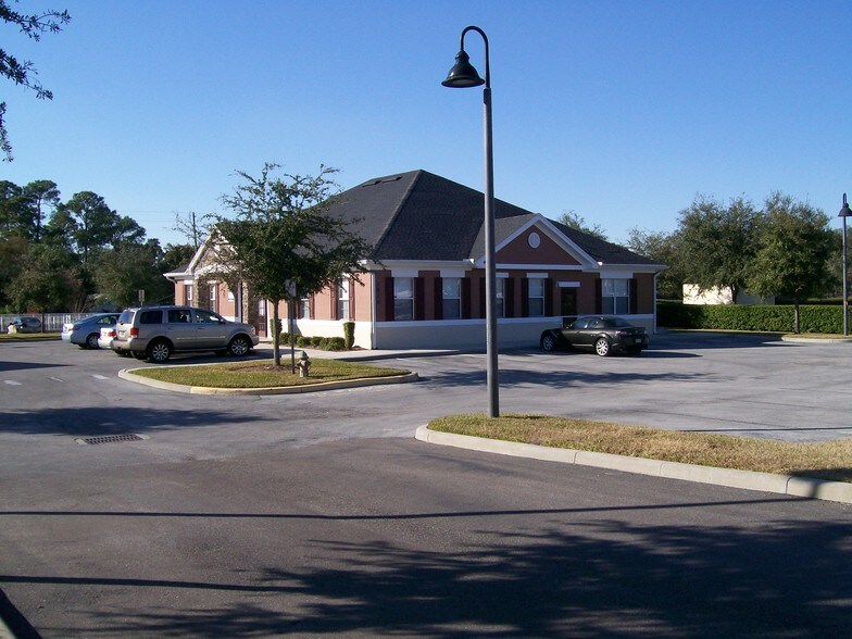 1858 N Alafaya Trl, Orlando, FL à louer - Photo de l’immeuble – Image 2 sur 2