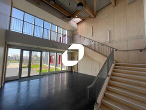 Industriel/Logistique dans Le Thillay à louer Hall d’entrée– Image 2 sur 8