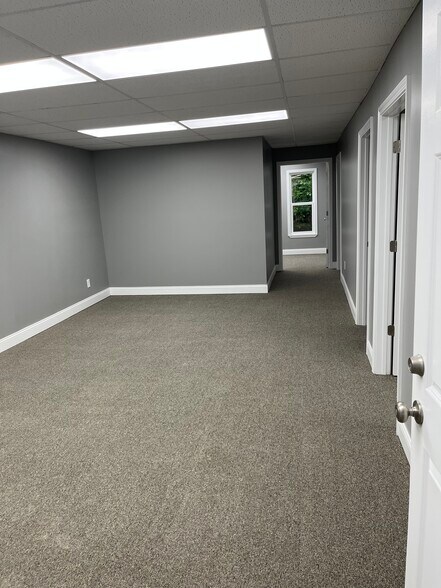 7505 Sussex Dr, Florence, KY à louer - Photo de l’immeuble – Image 2 sur 26