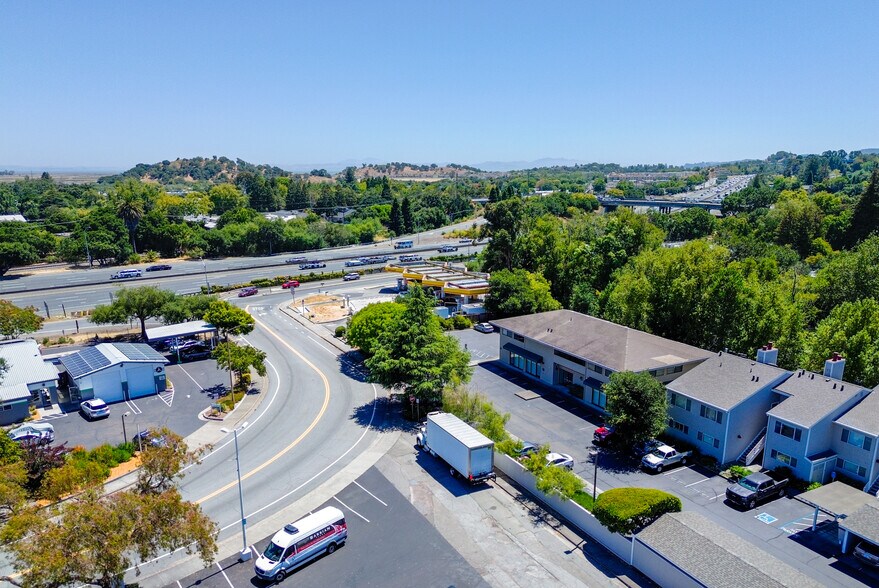 405 Enfrente Rd, Novato, CA à vendre - Photo de l’immeuble – Image 2 sur 6
