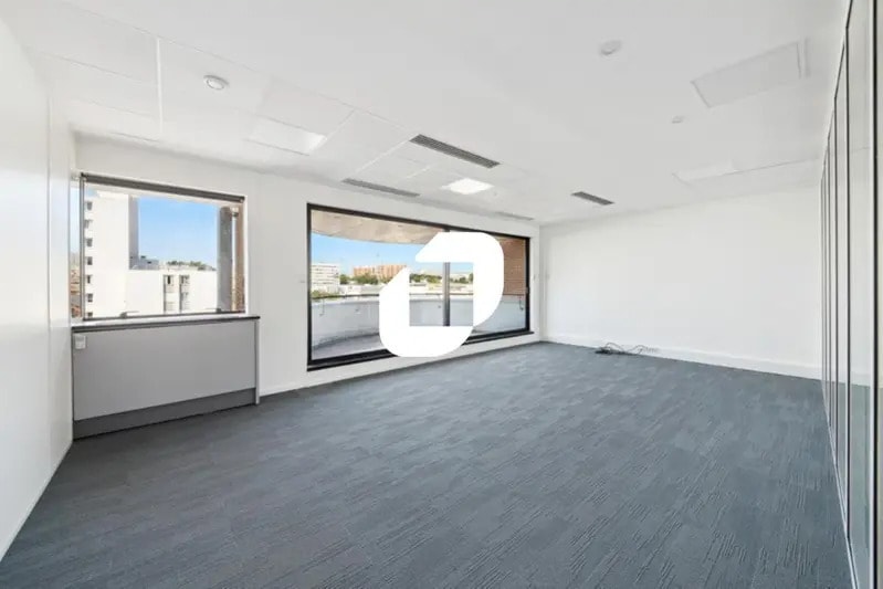 Bureau dans Ivry-sur-Seine à louer - Photo de l’immeuble – Image 3 sur 21