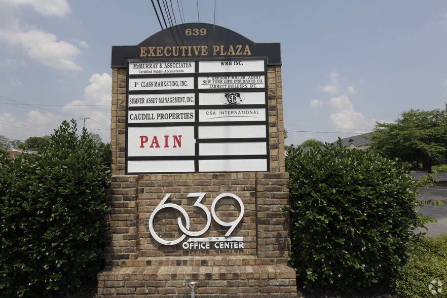 639 E Main St, Hendersonville, TN à louer - Photo de l’immeuble – Image 3 sur 5