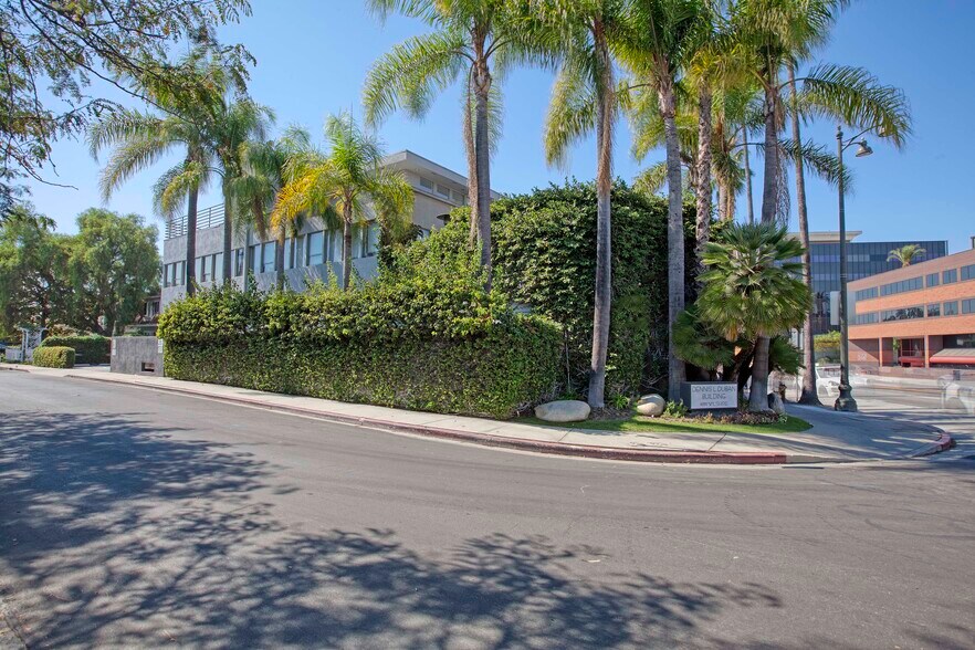 4250 Wilshire Blvd, Los Angeles, CA à louer - Photo de l’immeuble – Image 2 sur 4