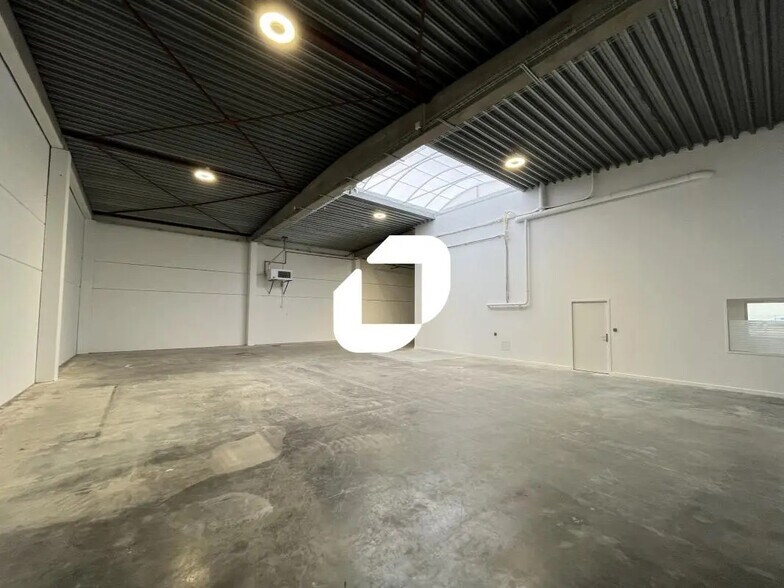 Local d’activités dans Roncq à louer - Photo de l’immeuble – Image 1 sur 8