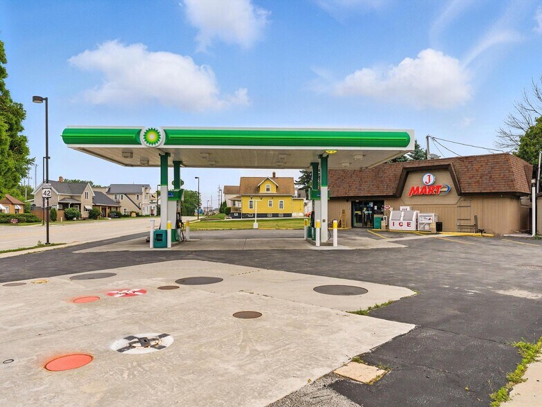 2420 Calumet Dr, Sheboygan, WI à vendre - Photo de l’immeuble – Image 2 sur 9