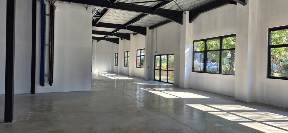 Local d’activités dans Dardilly à louer - Photo de l’immeuble – Image 3 sur 7