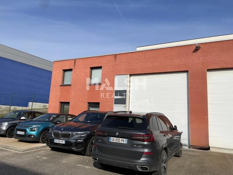 Local d'activités dans Brignais à vendre - Photo de l’immeuble – Image 2 sur 9