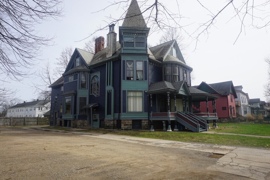 324 Stuart Ave, Kalamazoo, MI à vendre - Photo principale – Image 1 sur 14