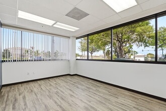 490 Centre Lake Dr NE, Palm Bay, FL à louer Photo intérieure– Image 1 sur 18