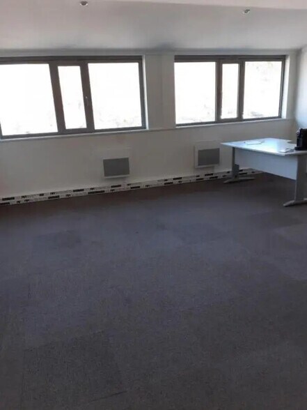 Bureau dans Champs-sur-Marne à louer - Photo de l’immeuble – Image 2 sur 3