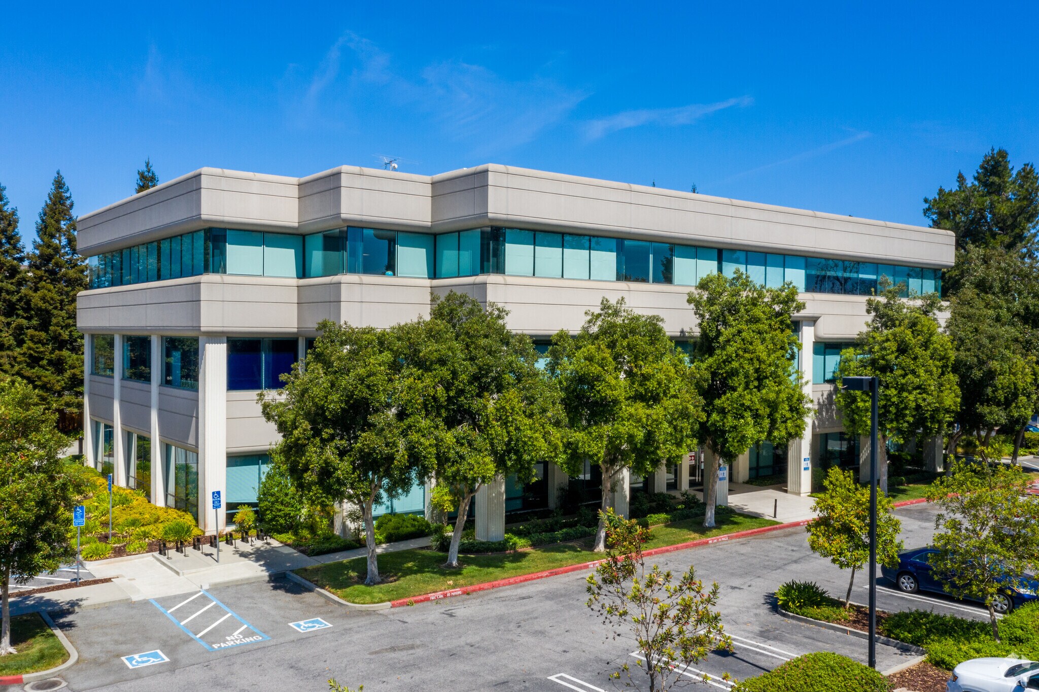 2465 Latham St, Mountain View, CA à louer Photo de l’immeuble– Image 1 sur 7