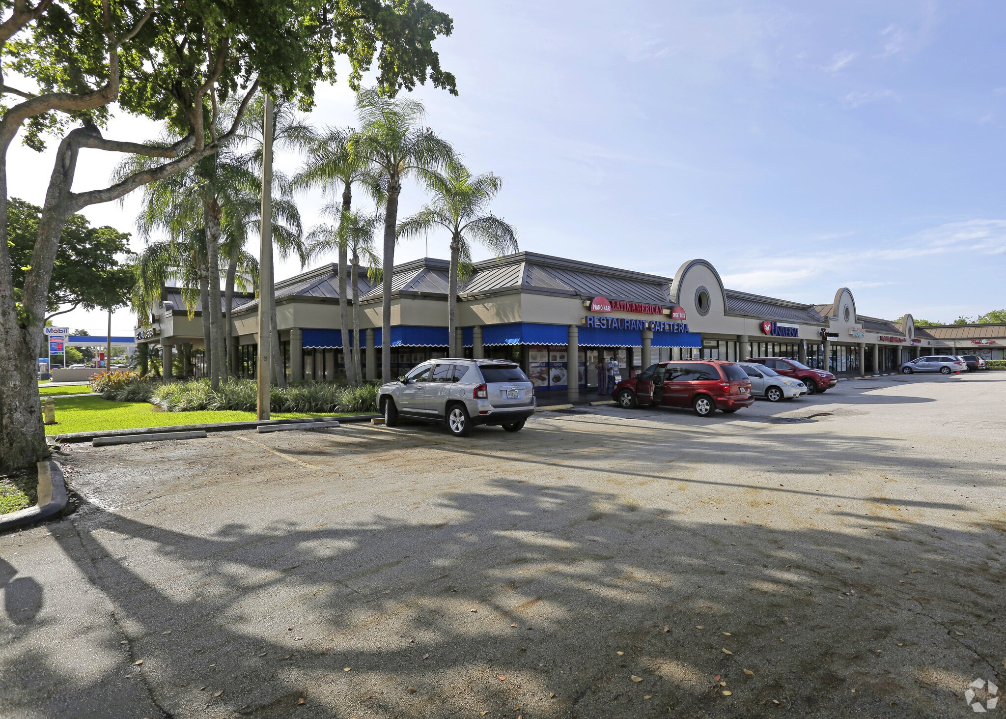 9600 SW 72nd St, Miami, FL à louer Photo principale– Image 1 sur 17