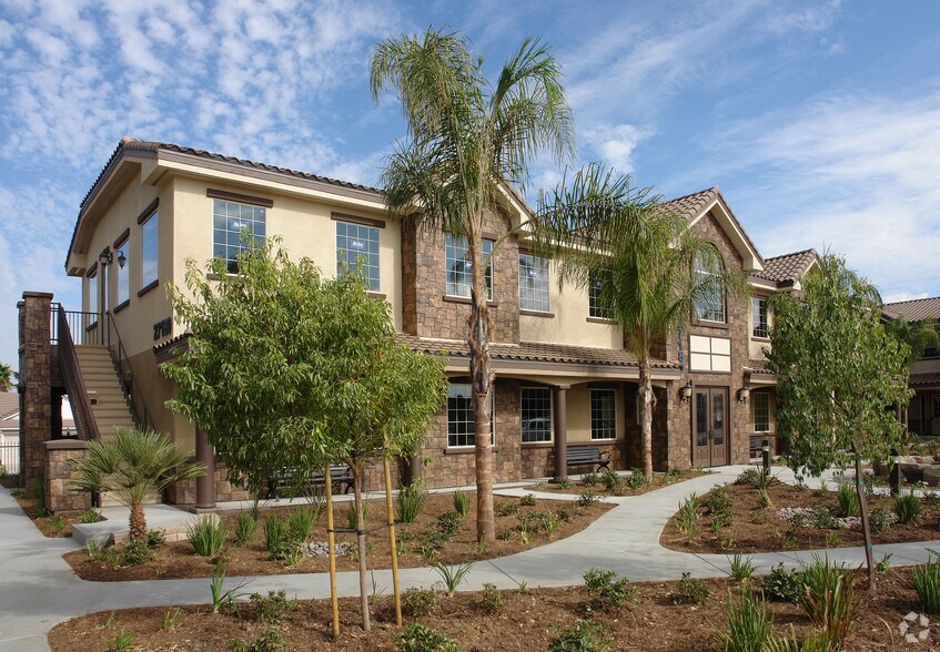 27180 Newport Rd, Menifee, CA à louer - Photo de l’immeuble – Image 2 sur 5