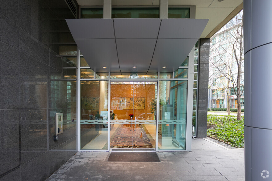 510-590 Nicola St, Vancouver, BC à louer - Photo de l’immeuble – Image 3 sur 6