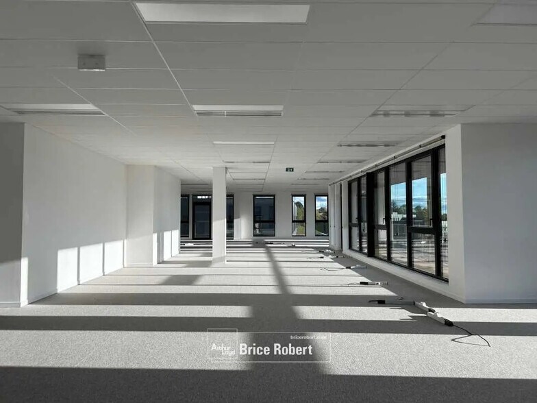 Local d’activités dans Limonest à louer - Photo de l’immeuble – Image 1 sur 17