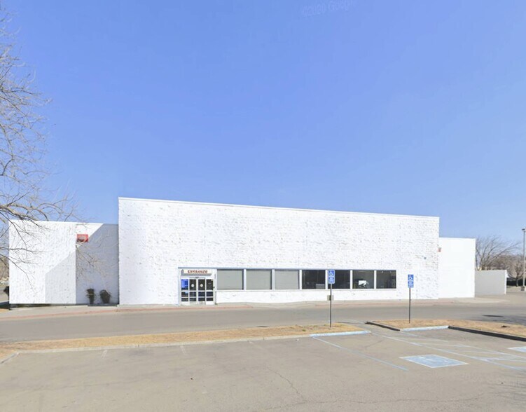 2800 S Mooney Blvd, Visalia, CA à louer - Photo de l’immeuble – Image 2 sur 4