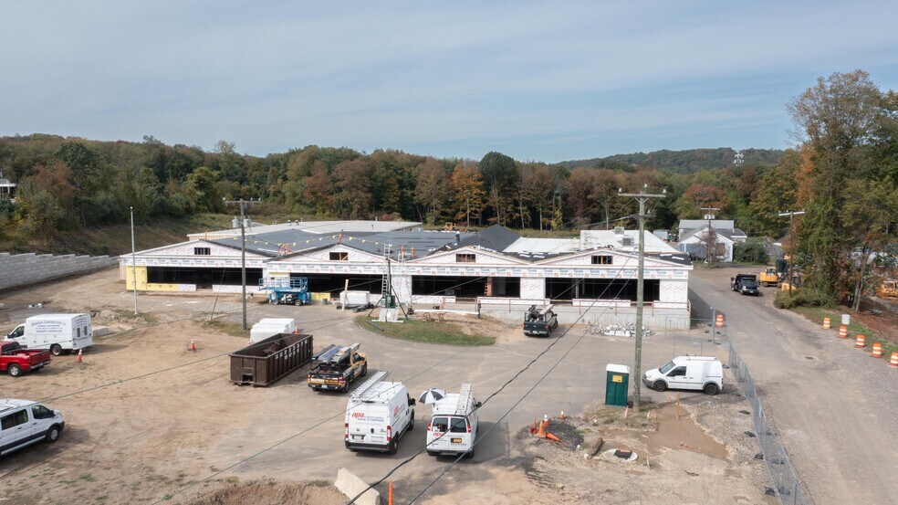 57 Church Hill Rd, Newtown, CT à louer - Photo de l’immeuble – Image 1 sur 4