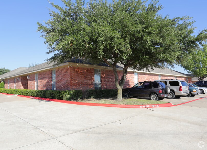 105 Kathryn Dr, Lewisville, TX à vendre - Photo de l’immeuble – Image 2 sur 4