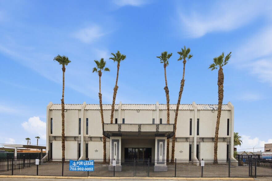 844 E Sahara Ave, Las Vegas, NV à louer - Photo de l’immeuble – Image 1 sur 32