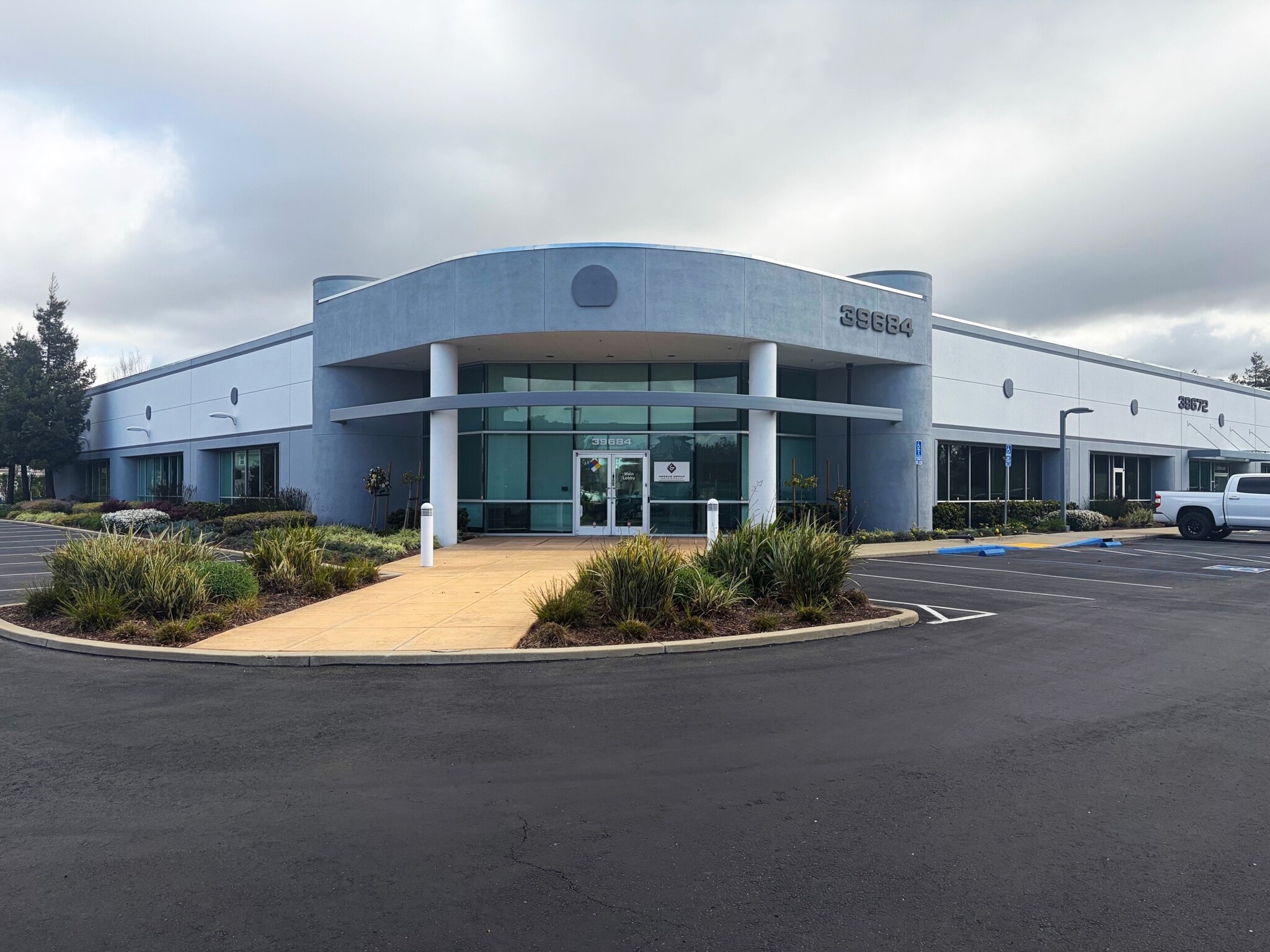 39611 Eureka Dr, Fremont, CA à louer Photo de l’immeuble– Image 1 sur 2