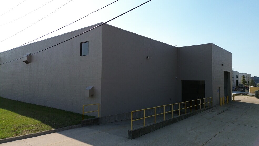 51821 Industrial Dr, Macomb Township, MI à louer - Photo de l’immeuble – Image 3 sur 11