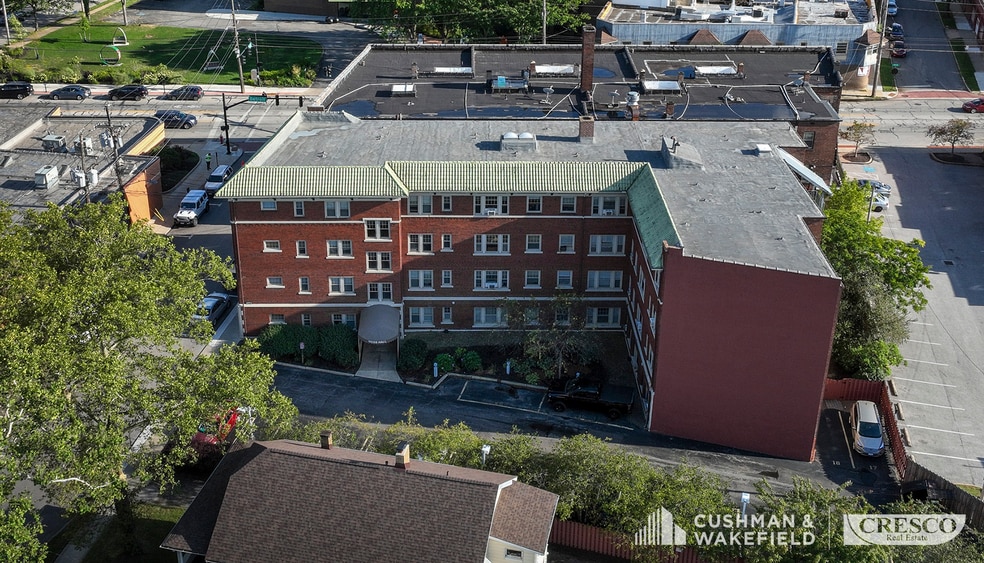 1392 Webb Rd, Lakewood, OH à vendre - Photo de l’immeuble – Image 3 sur 11