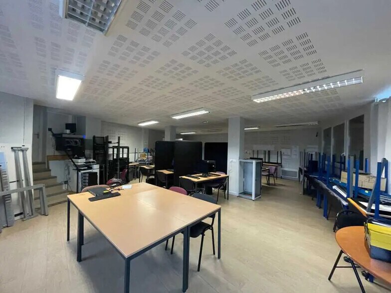 Bureau dans Saint-Quentin à louer - Photo de l’immeuble – Image 2 sur 4