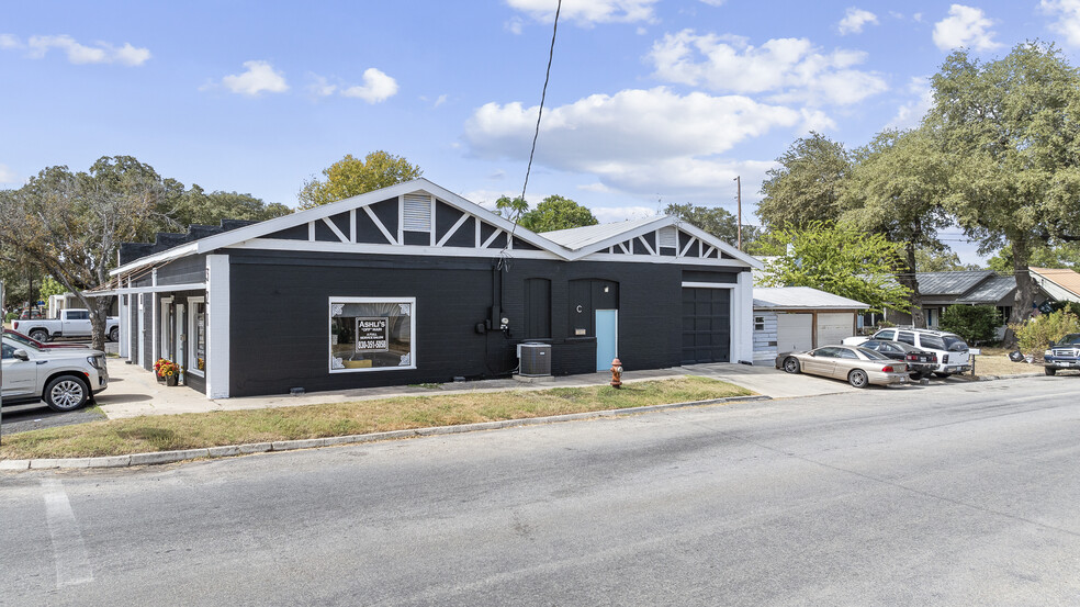 321 E Fannin St, Luling, TX à louer - Photo de l’immeuble – Image 2 sur 27