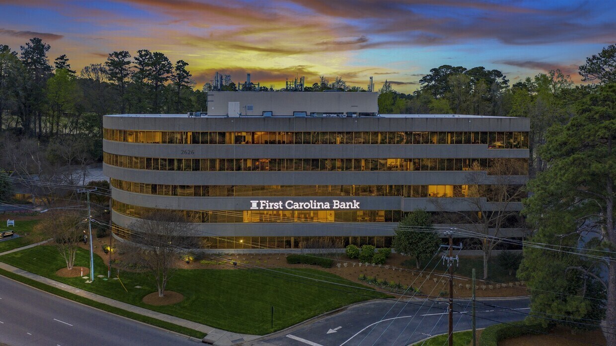 2626 Glenwood Ave, Raleigh, NC à louer Photo principale– Image 1 sur 15