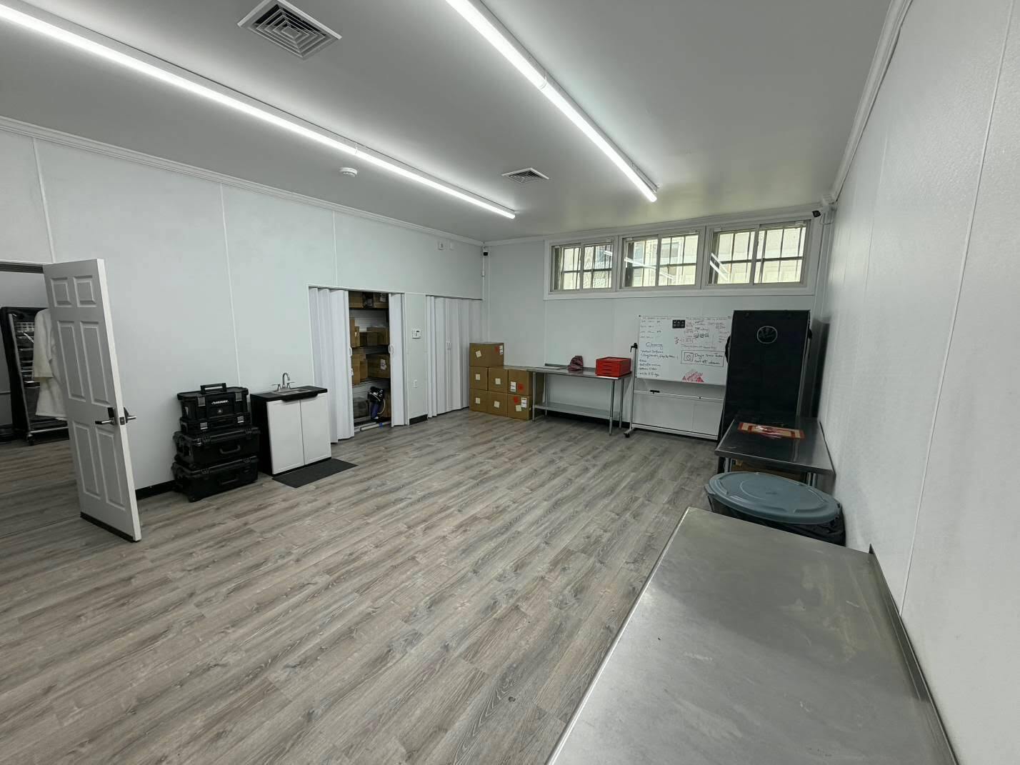 1615 Sycamore Ave, Bohemia, NY à louer Photo intérieure– Image 1 sur 2