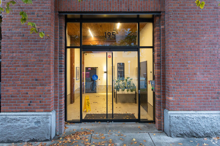 191-195 Alexander St, Vancouver, BC à vendre - Photo de l’immeuble – Image 3 sur 10
