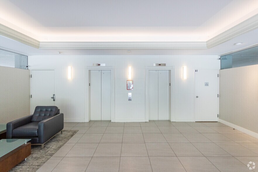 545 Clyde Ave, West Vancouver, BC à louer - Hall d’entrée – Image 2 sur 8