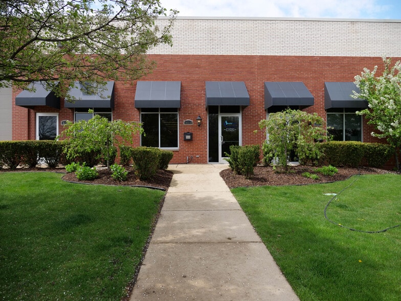 145 Tower Dr, Burr Ridge, IL à vendre - Photo de l’immeuble – Image 2 sur 10