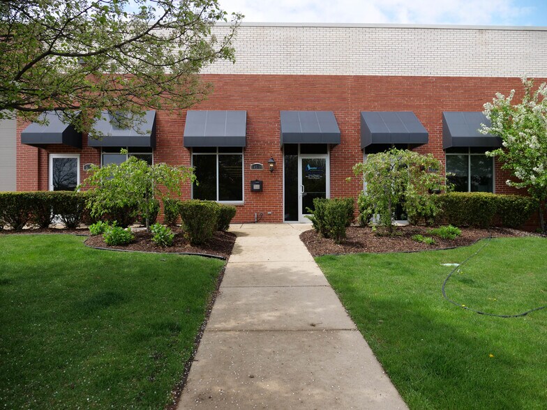 145 Tower Dr, Burr Ridge, IL à louer - Photo de l’immeuble – Image 3 sur 8