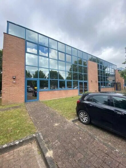 Local d’activités dans Noisy-le-Grand à louer - Photo de l’immeuble – Image 1 sur 12