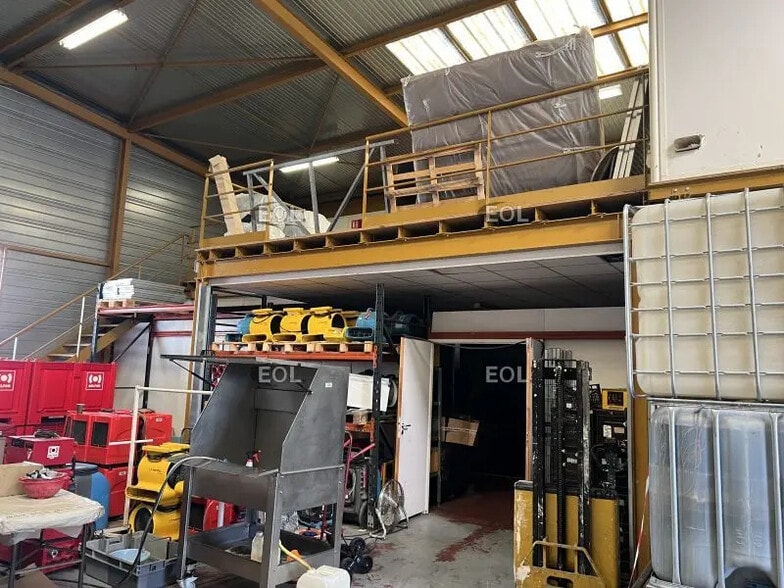 Local d’activités dans Vénissieux à louer - Photo intérieure – Image 2 sur 13