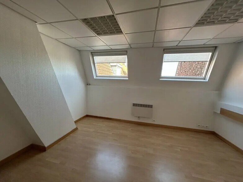 Local commercial dans Croix à louer - Photo de l’immeuble – Image 3 sur 5