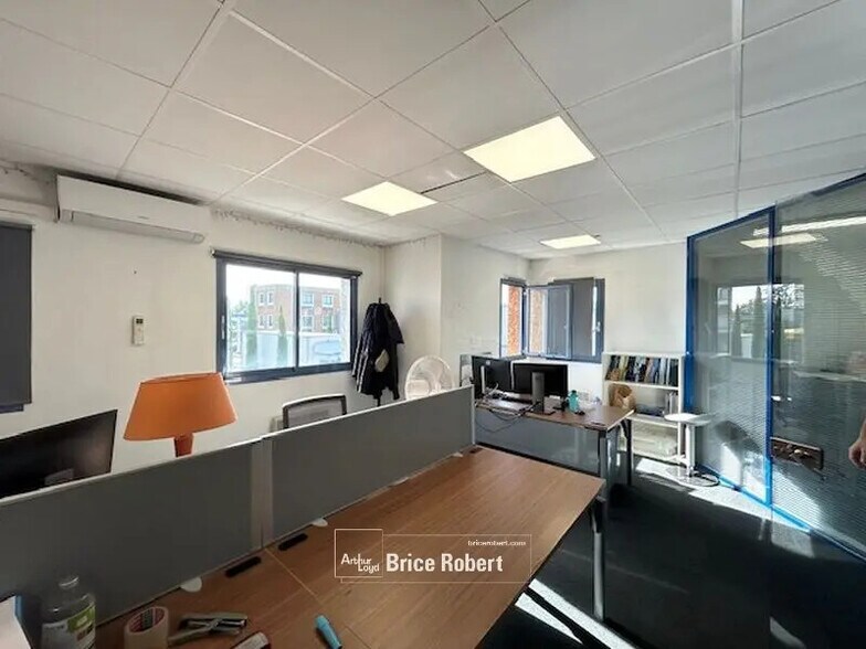 Local d’activités dans Chassieu à louer - Photo de l’immeuble – Image 2 sur 7