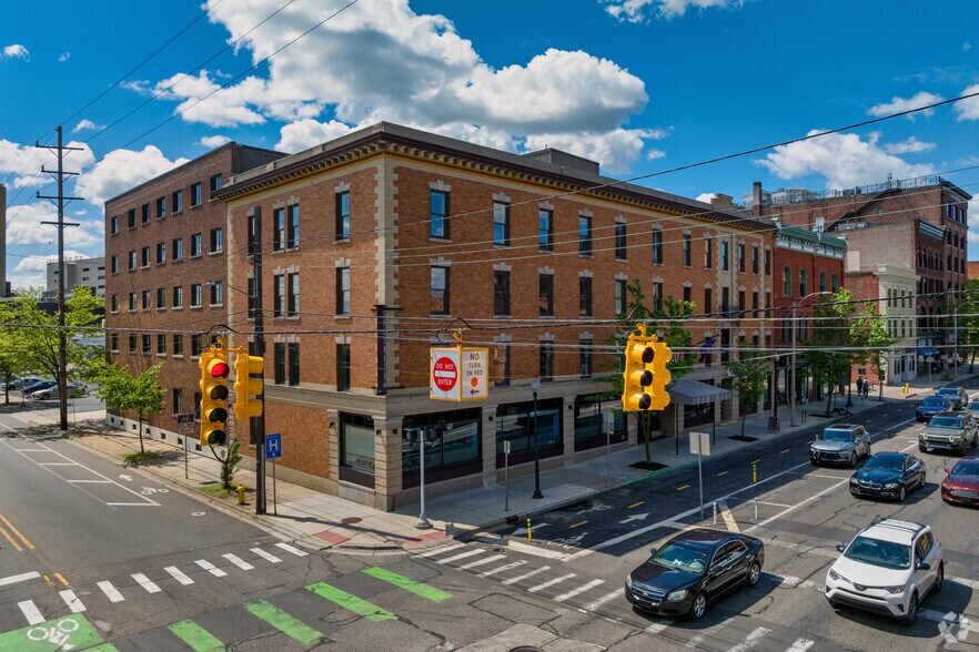 350 E Michigan Ave, Kalamazoo, MI à louer - Photo de l’immeuble – Image 2 sur 4