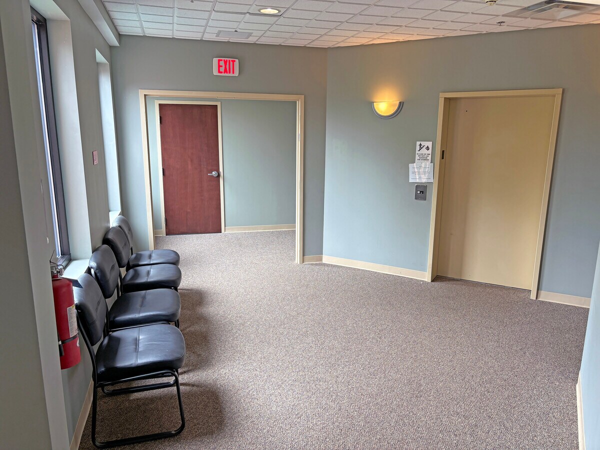 51 Webb Pl, Dover, NH 03820 - Lot 330 - - Photo intérieure - Image 2 of 8