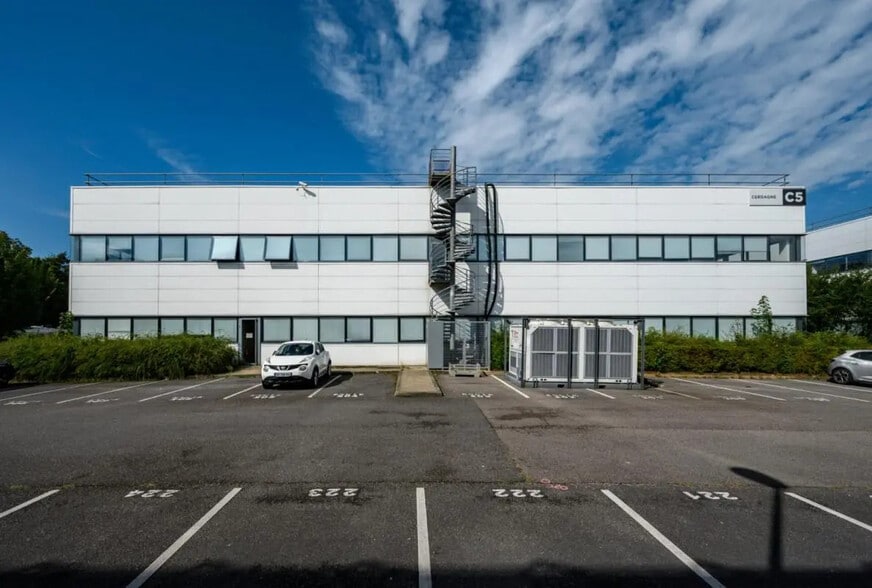Local d’activités dans Cergy à louer - Photo de l’immeuble – Image 3 sur 50