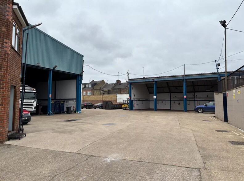 Industrial Yard & Buildings portefeuille de 8 biens à vendre sur LoopNet.fr - Photo de l’immeuble – Image 2 sur 12