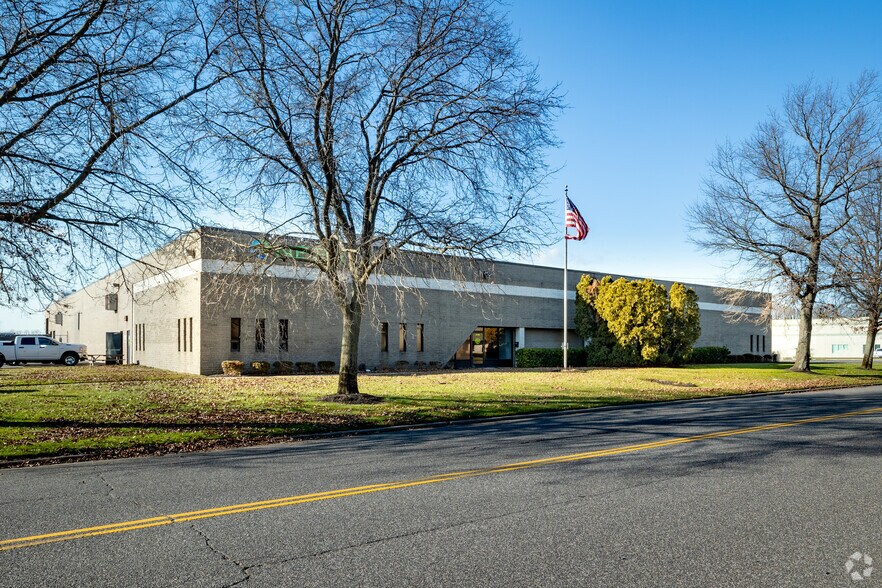 2150 Fifth Ave, Ronkonkoma, NY à louer - Photo de l’immeuble – Image 2 sur 5