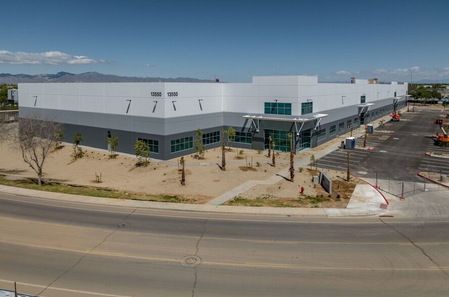13550 W Auto Dr, Goodyear, AZ à louer - Photo de l’immeuble – Image 1 sur 14