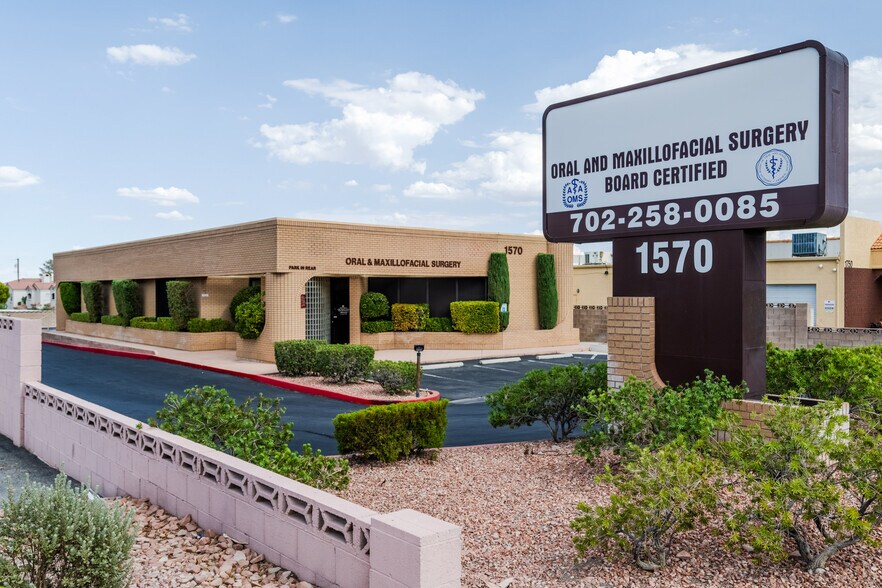1570 S Rainbow Blvd, Las Vegas, NV à louer - Photo de l’immeuble – Image 1 sur 34
