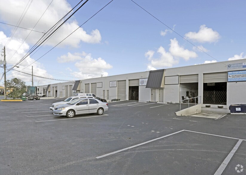 5551-5595 NW 72nd Ave, Miami, FL à louer - Photo de l’immeuble – Image 2 sur 4