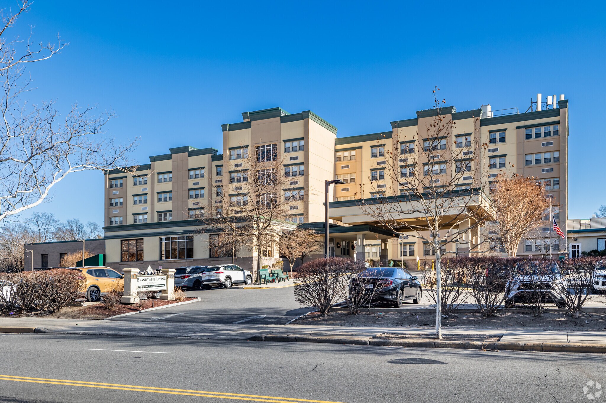 5515 Little Neck Pky, Little Neck, NY à louer Photo principale– Image 1 sur 5