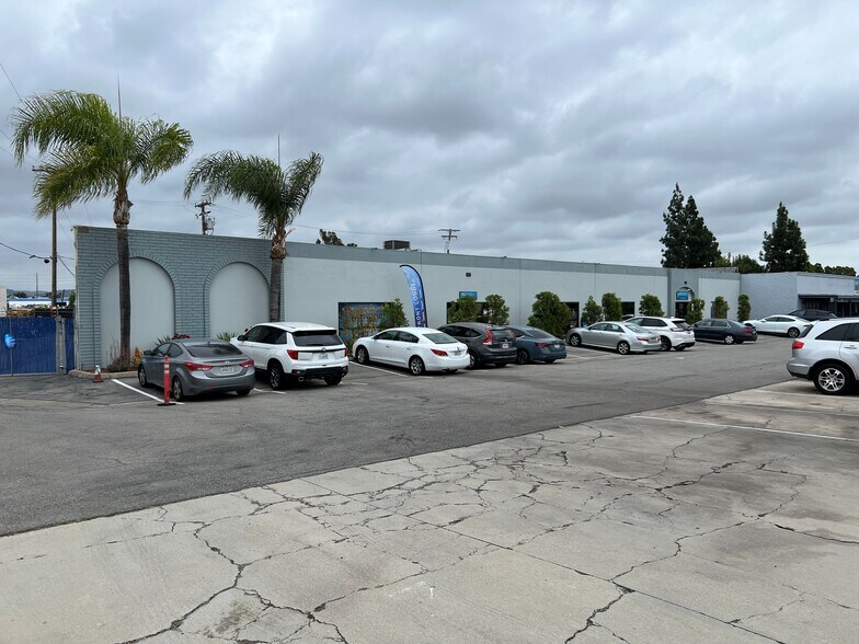 675-695 N Main St, Orange, CA à louer - Photo de l’immeuble – Image 1 sur 2
