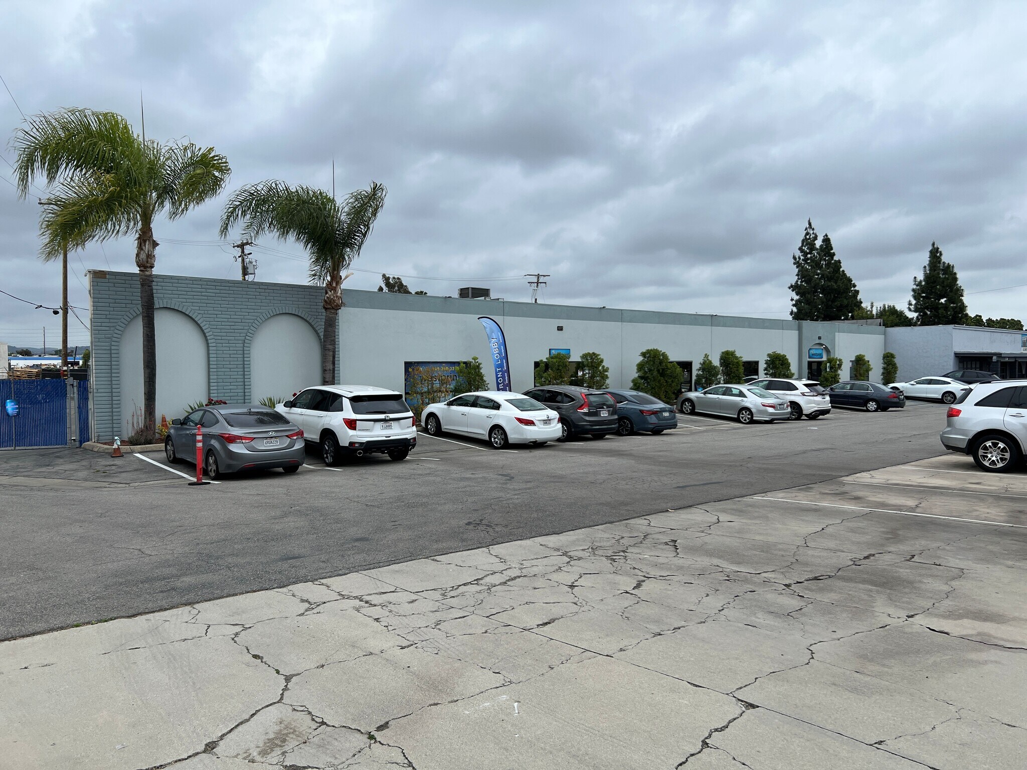 675-695 N Main St, Orange, CA à louer Photo de l’immeuble– Image 1 sur 3