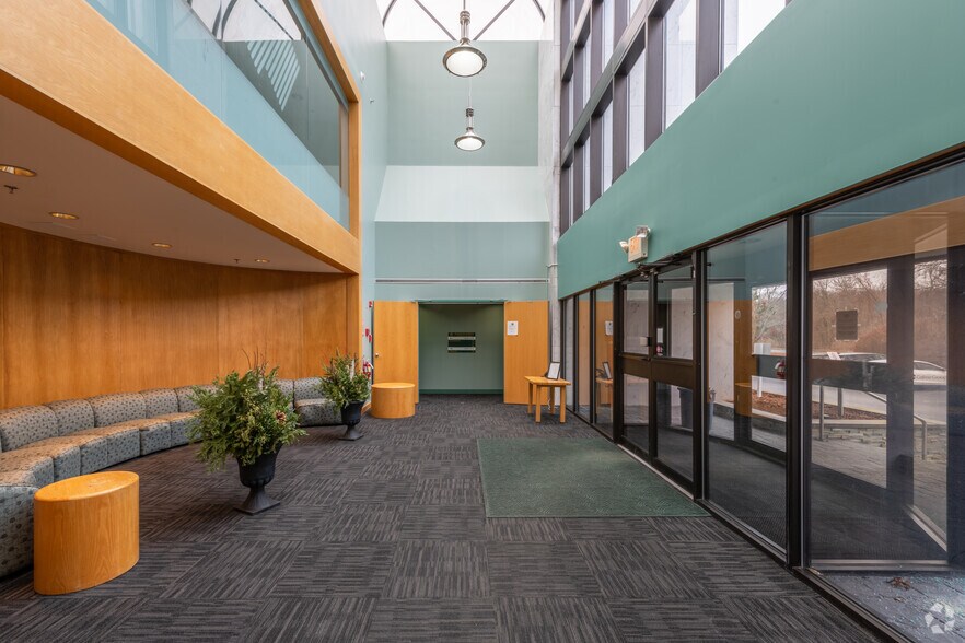 9 Centennial Dr, Peabody, MA à vendre - Hall d’entrée – Image 3 sur 7